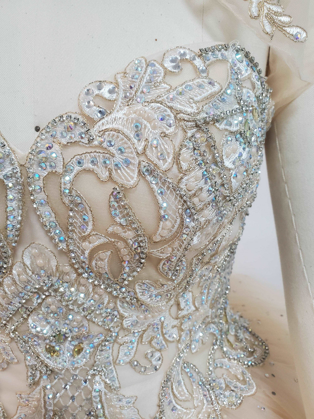 (LIVE 15) Elegant gowns, sparkling jewels, carve unique grace.